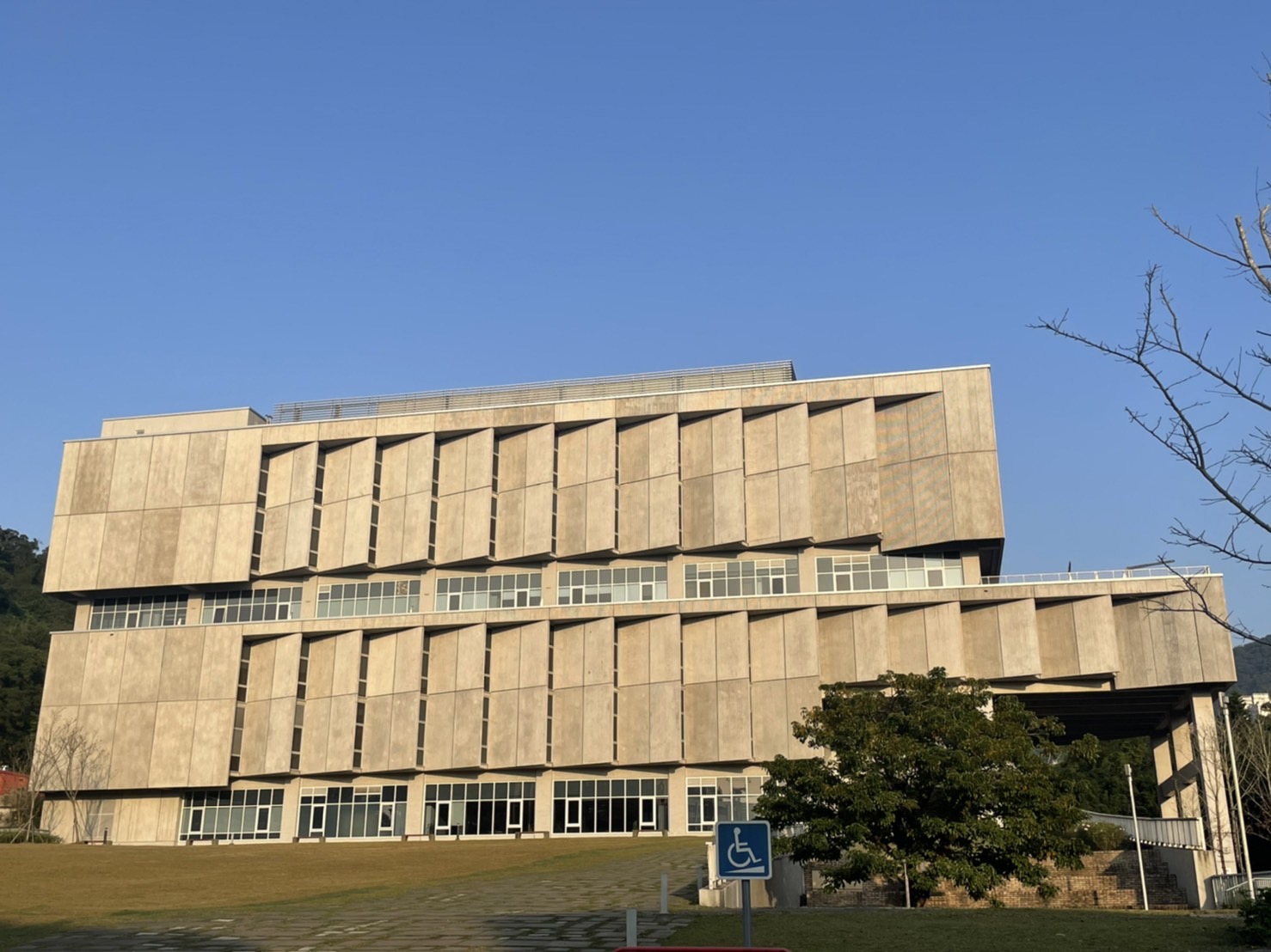 국립정치대학교 다셴도서관 본관 건물의 전경. 노출 콘크리트 자재를 사용한 지상 8층짜리 건축물이 아름답다. - 사진: Rti 한국어 방송 서승임